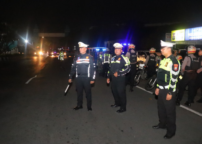 Kapolres Pelabuhan Tanjung Perak Pimpin Patroli Skala Besar Ciptakan Rasa Aman di Malam Hari