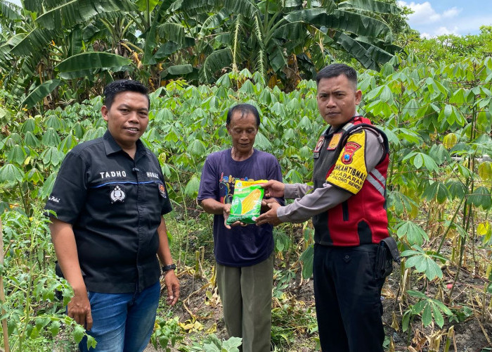 Polisi Bantu Petani Bibit Jagung