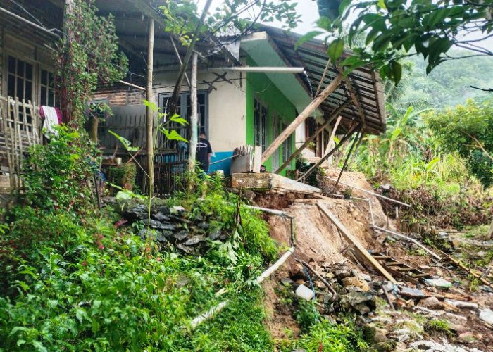 Cuaca Ekstrem Picu Longsor di Sangkapura Bawean, Enam Rumah Warga Terdampak