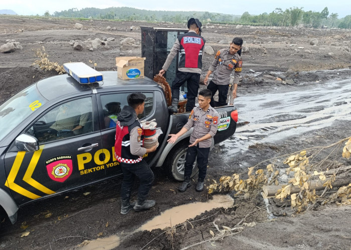 Personel Gabungan Bantu Evakuasi Barang Berharga Warga Terdampak Erupsi Semeru
