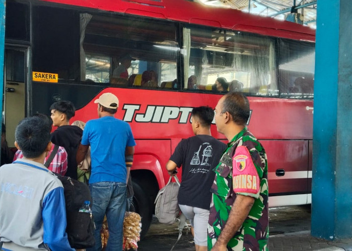 Babinsa Wonorejo Pastikan Perjalanan Mudik Lebaran Aman di Terminal Minak Koncar
