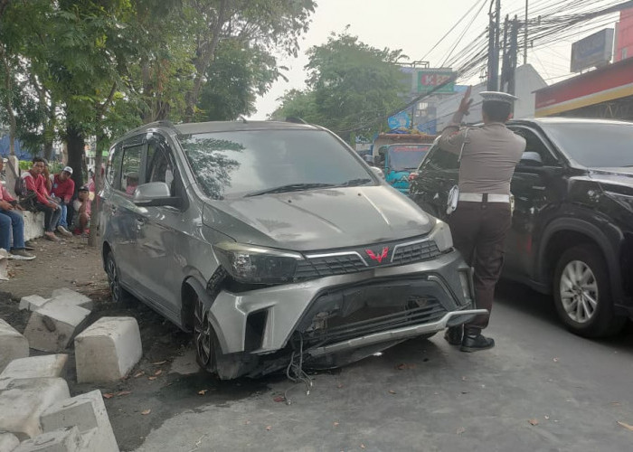 Pecah Ban, Wuling Confero Tabrak Trotoar Jalan Wiyung Surabaya