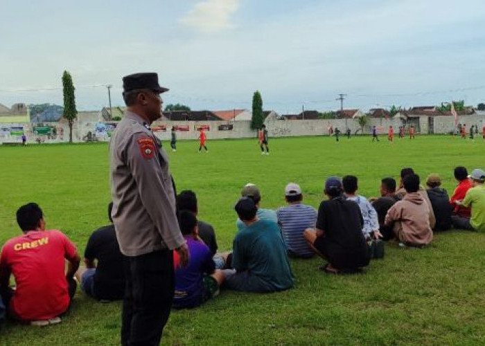 Polsek Tempeh Amankan Turnamen Sepak Bola Kades Cup di Stadion Gotong Royong Lumajang