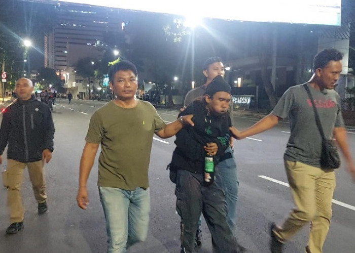 Belasan Massa Aksi Demo di Gedung Grahadi Diamankan, Diduga Jadi Pemicu Kericuhan