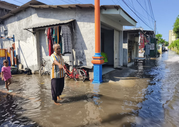 Hujan Deras Guyur Surabaya, Kawasan Semampir AWS Kebanjiran Akibat Luapan Kali Jagir