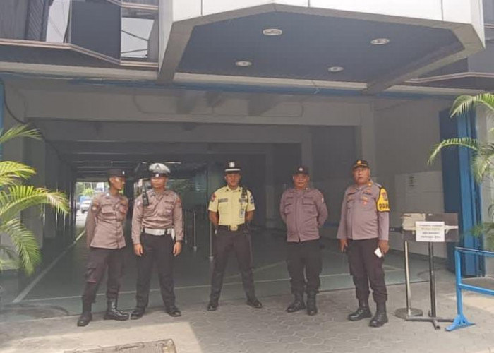Polsek Sawahan Patroli di BCA Kedungdoro, Jaga Keamanan Nasabah dari Ancaman Kejahatan