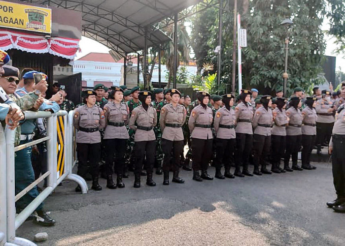 Polwan juga turut disiagakan di gerbang pintu masuk Polrestabes Surabaya, dalam aksi damai yang digelar oleh PSHT. (Foto: Wendy Setiawan)