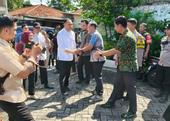 Wali Kota Eri Cahyadi Tinjau Pasar Murah Simomulyo Baru, Polsek Sukomanunggal Pastikan Keamanan