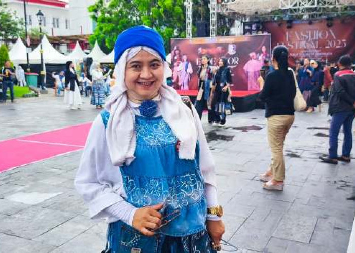 Guru SMKN 6 Bangga Siswa Tampilkan Karya di Surabaya Fashion Festival