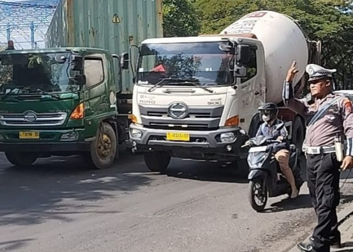 Truk Kontainer Pecah Ban di Margomulyo, Arus Lalu Lintas Padat Merayap