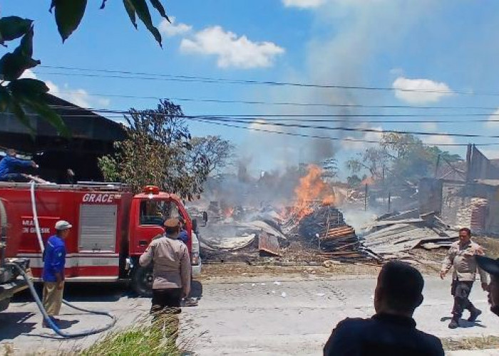Gudang Kayu di Cerme Gresik Terbakar Akibat Pembakaran Sampah