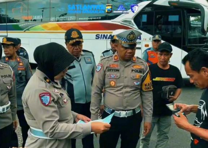 Satlantas Polres Bangkalan Gelar Ramp Check Angkutan Umum dan Barang