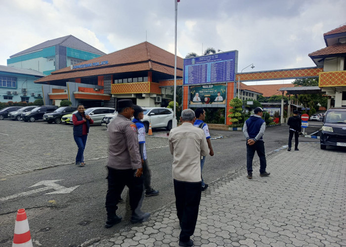 Polsek Gayungan Kawal Aksi Damai LSM PAKI di Kantor Disbudpar Jatim, Situasi Kondusif