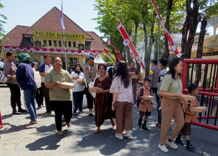 Polsek Simokerto Tebar Kebaikan, Ratusan Nasi Kotak Gratis Bikin Warga Bahagia