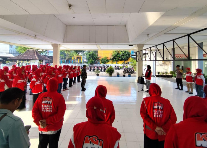 Berantas Jentik Nyamuk, Bhabinkamtibmas Polsek Rungkut Bersinergi dalam Apel PSN di Penjaringansari