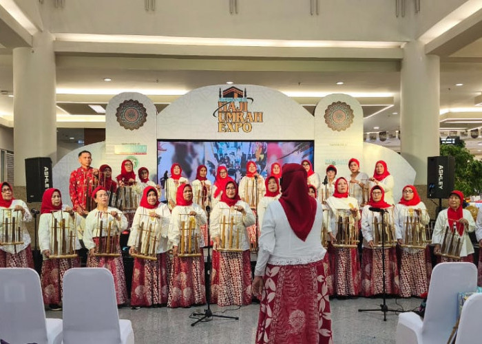 Angklung Kolagenta Pukau Pengunjung di Penutupan Pameran Haji Umrah Expo 2025