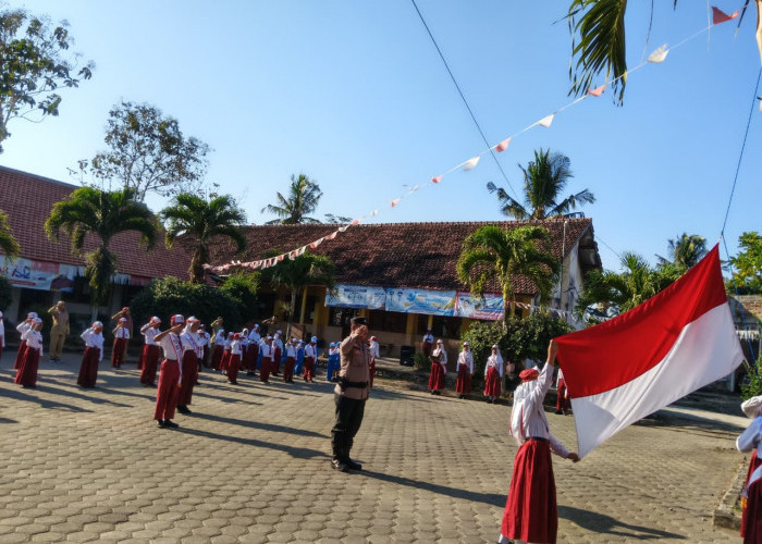 Police Goes to School, Polisi Jadi Pembina Upacara di SDN Tulungrejo Blitar