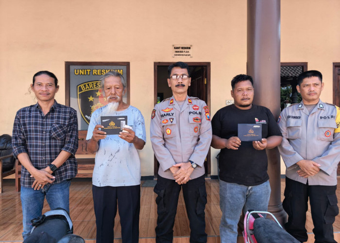 Polsek Geneng Serahkan Dua Unit Sepeda Motor Temuan Warga Kepada Pemilik Sah