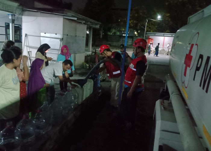 Jeritan Warga Tegalbesar Jember: Sumur Kering Kerontang, Mobil Tangki PMI Diserbu Demi Setetes Harapan