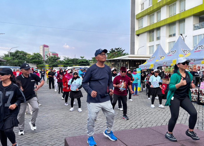 Bakar Semangat Sehat, Ratusan Warga Ikuti Senam Bareng Dahlan Iskan di Dafam Pacific Caesar Surabaya