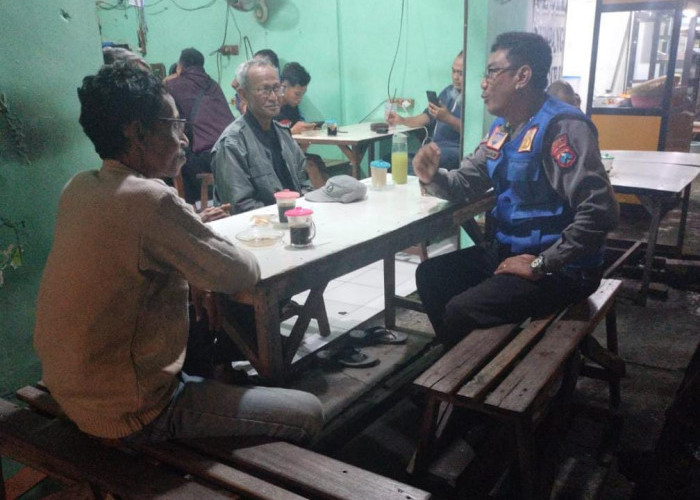 Bhabinkamtibmas Polsek Tandes Aktif Jalin Kedekatan dengan Warga Melalui Cangkrukan di Warkop