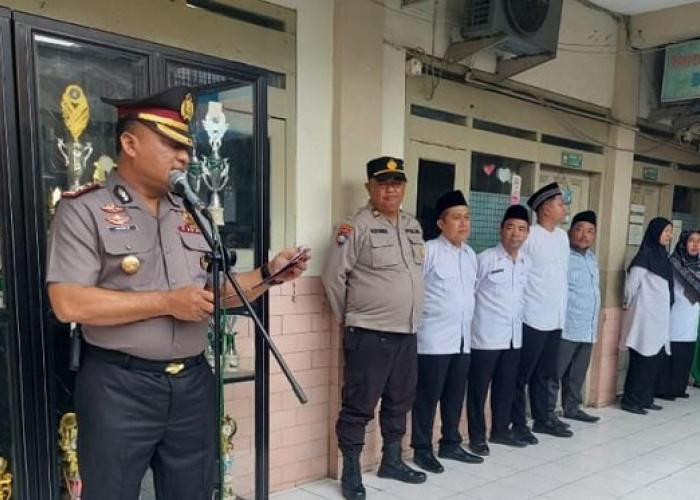 Kapolsek Lakarsantri Jadi Pembina Upacara Sumpah Pemuda di MTs Nyai H Ashfiyah Surabaya