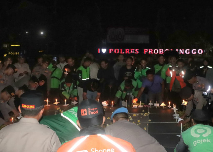 Solidaritas Driver Ojol, Nyalakan Lilin dan Doa Bersama di Mapolres Probolinggo