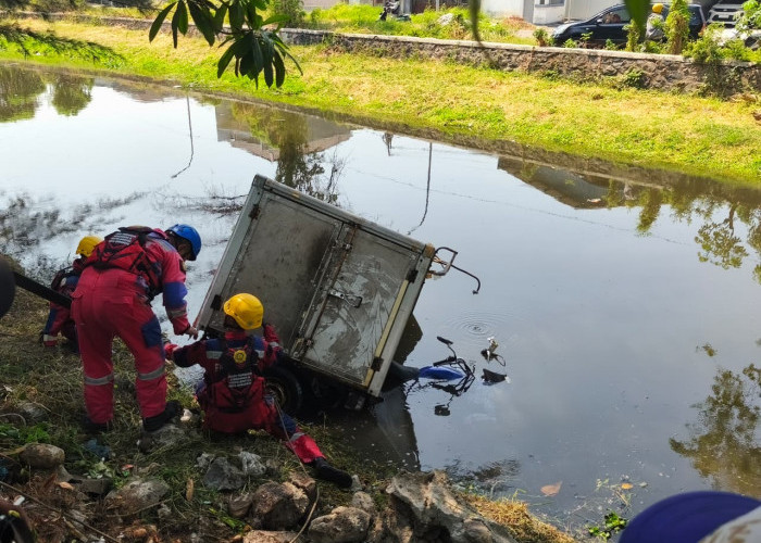 Hilang Kendali, Motor Roda Tiga Operasional J&T Terjun ke Parit Medokan Sawah Timur