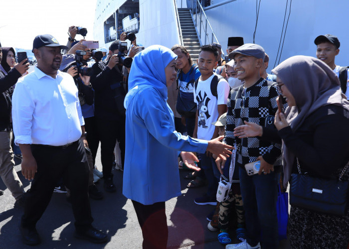 Distribusi Barang Lumpuh Imbas Cuaca Buruk di Laut, Gubernur Khofifah Beri Bantuan ke Pulau Bawean