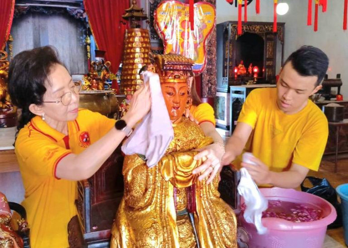 Kelenteng Tjoe Tik Kiong Pasuruan Bersih-Bersih Sambut Tahun Kuda Api