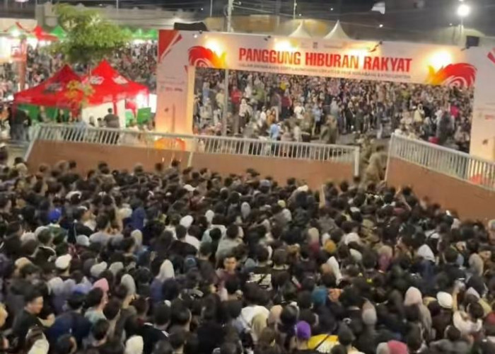 Konser Denny Caknan di Surabaya Tumbangkan Petugas Akibat Pagar Dijebol Penonton