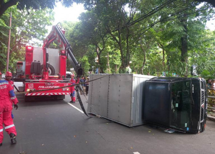 Mobil Boks Terguling di Jalan Ketabang Kali, Timpa Jukir dan Tukang Sapu Taman Prestasi