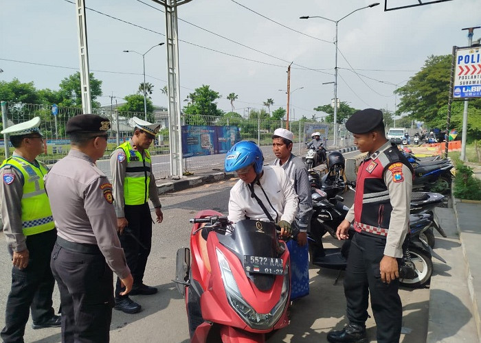 Persempit Ruang Gerak Pelaku Kriminal, Personel Gabungan Sekat Pemotor di Pintu Suramadu