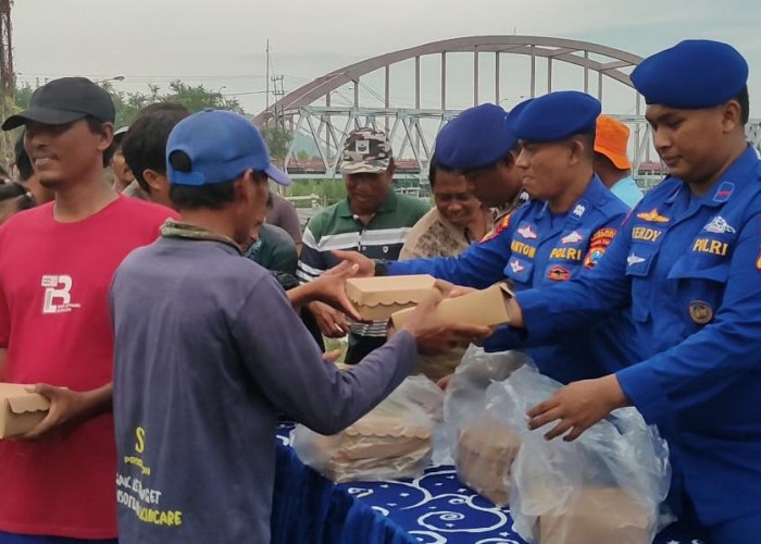 Satpolairud Lamongan Gelar Jumat Berkah, Pererat Sinergi Polri-Nelayan Brondong