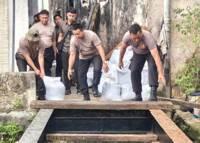 Wujud Pelayanan Prima, Kapolsek Sukomanunggal Kawal Perbaikan Jembatan Penghubung Simo