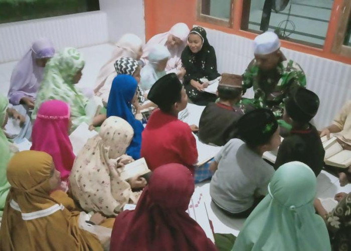 Potret Kedekatan TNI dengan Masyarakat, Satgas TMMD Ke-121 Mengajar Ngaji di Musholla