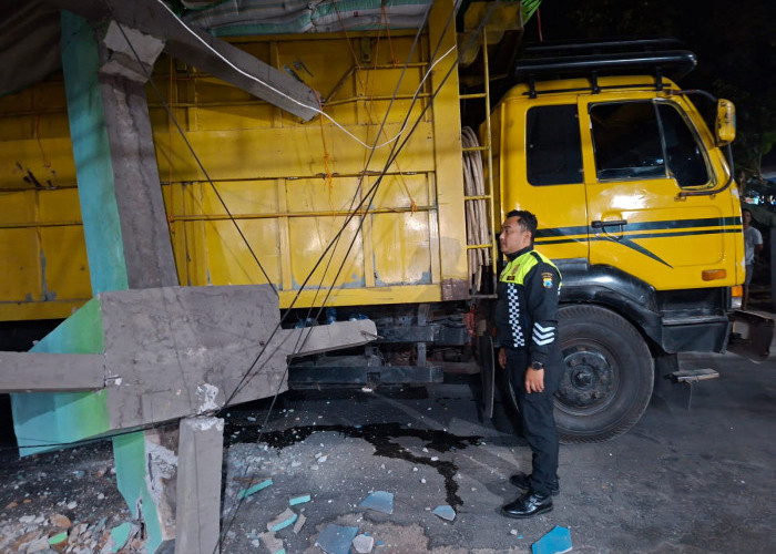 Andalkan Google Maps, Truk Fuso Muat Cengkeh Tabrak Gapura di Blitar
