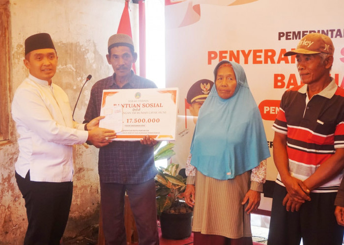 Serahkan Bansos RTLH, Wali Kota Pasuruan Dorong Terwujudnya Rumah Sehat dan Layak Huni