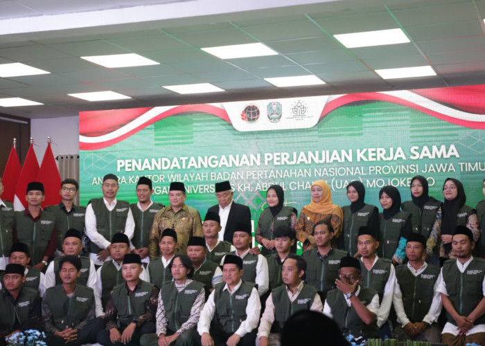 Kanwil BPN Jatim Bersama Gubernur Khofifah Serahkan Ratusan Sertipikat Wakaf dan Aset Pemprov