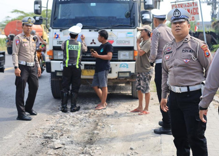 Satlantas Polres Gresik Tindak Truk yang Tidak Menutup Muatan