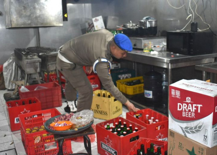Satpol PP Surabaya Tindak Restoran Tabrak SE Wali Kota di Bulan Ramadan