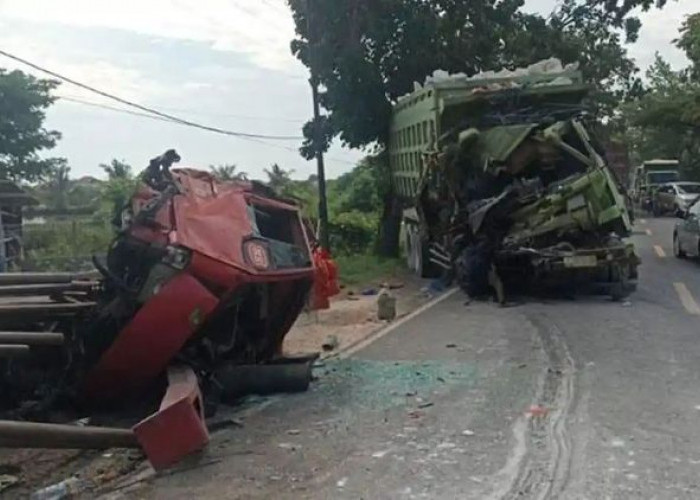 Kronologi Adu Banteng Dua Truk di Gresik Tewaskan Seorang Sopir, Dipicu Pecah Ban