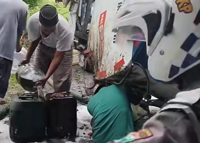 Parah, Warga Berebut Solar Tumpah dari Truk Tangki yang Kecelakaan di Tol Jombang - Mojokerto