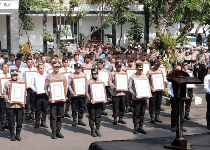 Apresiasi Dedikasi di Penghujung Ramadan, Kapolrestabes Surabaya Beri Reward Anggota Pengungkap Kasus Viral