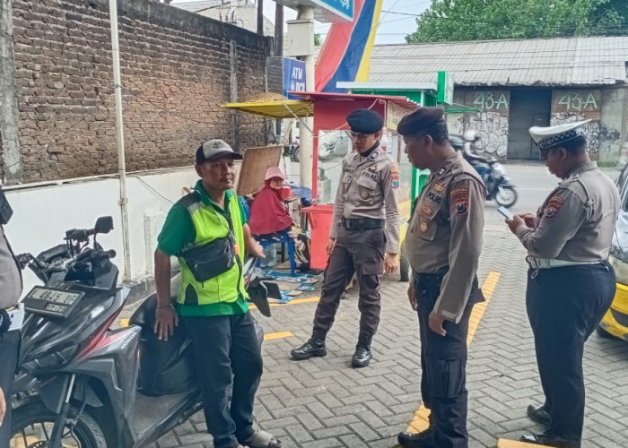 Polsek Karangpilang Patroli Minimarket, Imbau Petugas Parkir Tingkatkan Kewaspadaan