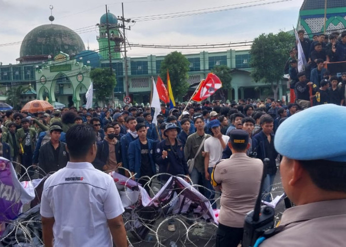 BEM Demo DPRD Jatim, Tuntut Revisi Kebijakan 100 Hari Pemerintahan Prabowo-Gibran