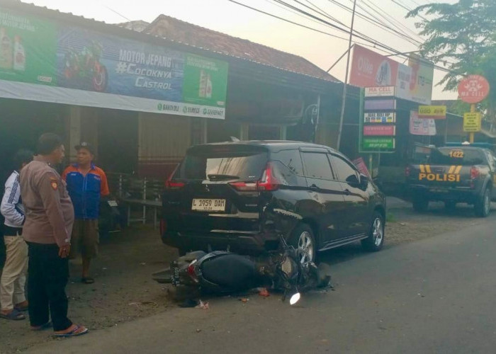 Berkendara Sambil Tenteng Pentol, Pria Balongpanggang Tewas Tabrak Mobil Parkir