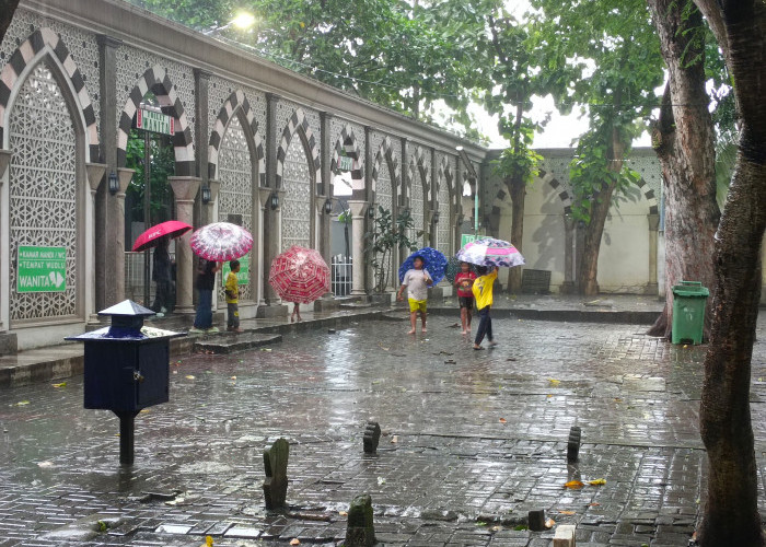 Cari Berkah Lewat Jalur Ojek Payung di Makam Sunan Ampel