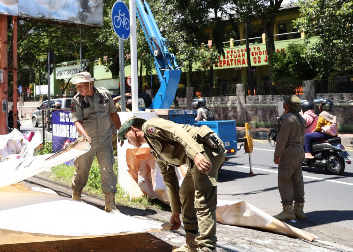 Negara Rugi Ratusan Juta, Satgas Infrastruktur Jember Bongkar Paksa Reklame Tak Berizin