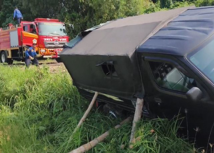 Lupa Pasang Rem Tangan Saat Ditinggal Ngopi, Pikap Grand Max Terperosok ke Pekarangan di Kebomas